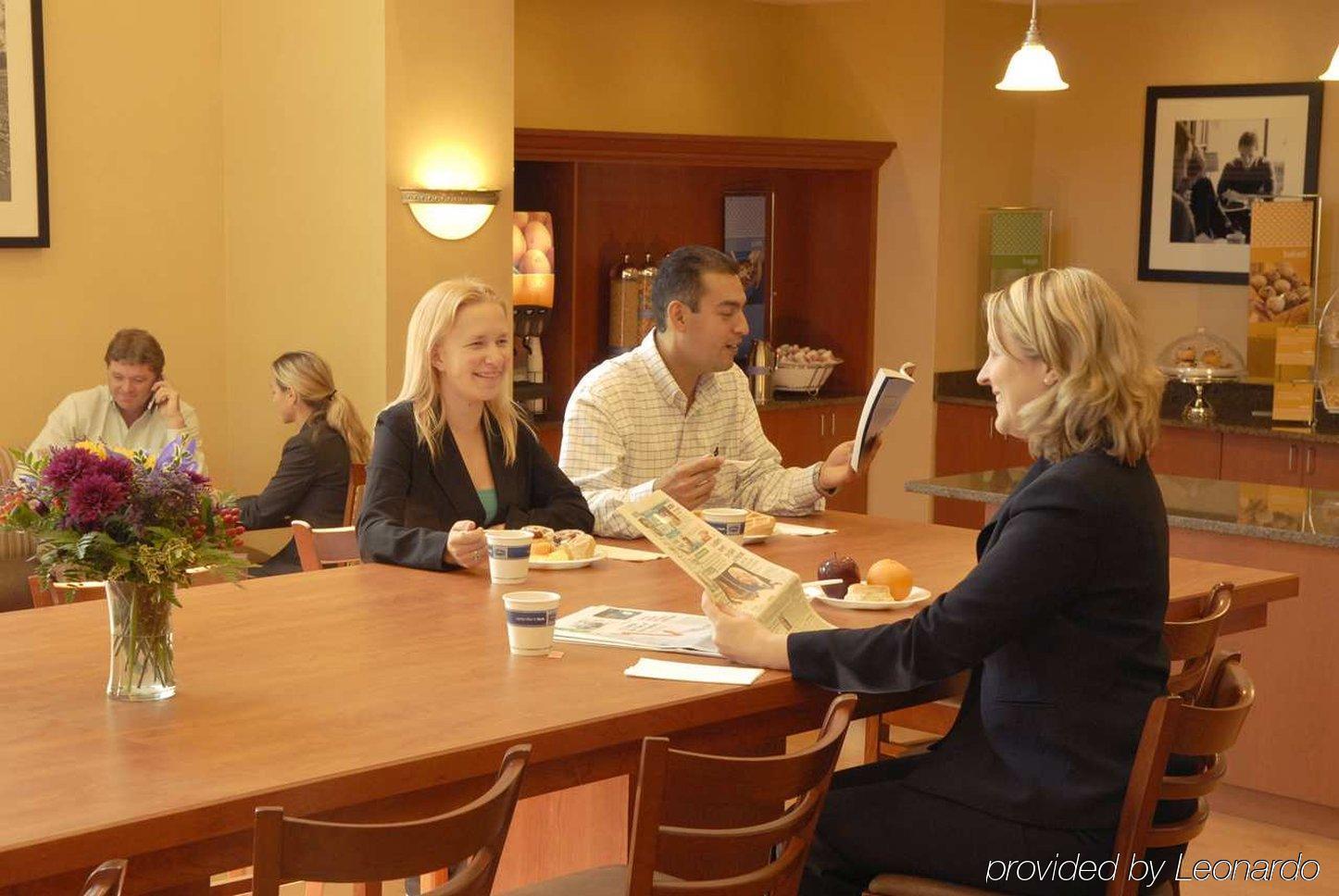Hampton Inn & Suites Mystic Restaurant foto